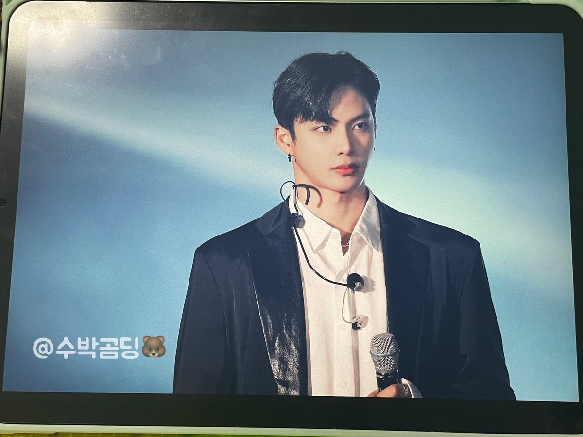 오늘도 바빠서 죽겠어 이제야 집에 돌아오고 찍은 재준이 사진 봤어🤧