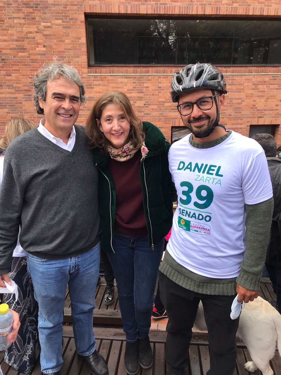 Daniel_Zarta's tweet photo. 🚴🏻‍♂️ En Bogotá presentamos nuestra candidatura al Senado por la @CoaliEsperanza. Un momento maravilloso junto a grandes personas como @IBetancourtCol y, por supuesto, nuestro próximo presidente @sergio_fajardo.

🗳 #LaEsperanzaEmpiezaEnElSenado - Coalición Centro Esperanza 3️⃣9️⃣ https://t.co/z11sC0YBcf