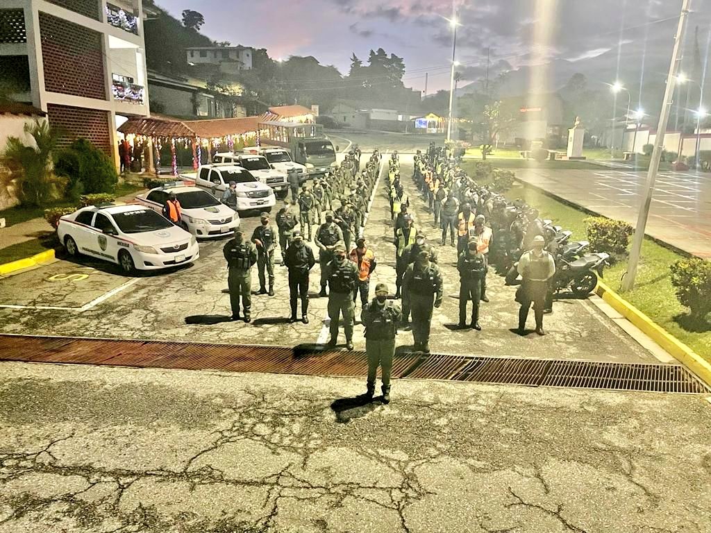 dhernandezlarez's tweet photo. La FANB junto a los OSC se despliegan a diario para garantizar La Paz de la  ciudadanía! ¡Vivir viviendo! https://t.co/TNTx48jqqQ