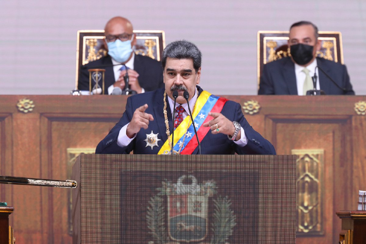 El Presidente Nicolás Maduro, denunció la proliferación de mafias que impiden que la gasolina llegue al pueblo, por lo que ordenó al ministro del Poder Popular para el Petróleo, Tareck El Aissami, dar pronta solución al problema. #PsuvMiranda #17Ene bit.ly/3fwBjIU