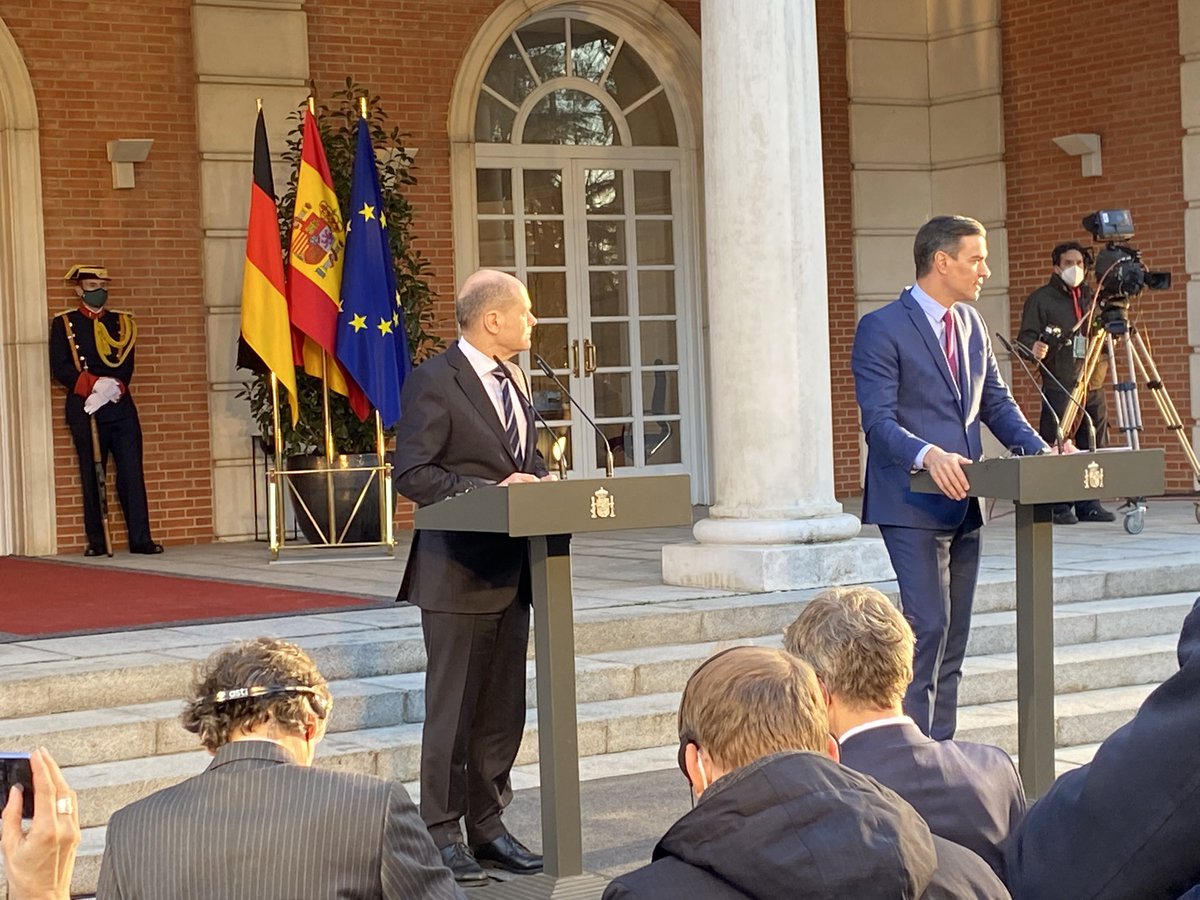 clekai's tweet photo. #UkraineKonflikt Thema bei #OlafScholz Antrittsbesuch in Madrid: Lage sei „sehr sehr ernst“, Man erwarte eindeutige Schritte von Russland. Waffenlieferungen an Ukraine: hier gelte politische Kontinuität mit Vorgängerregierung = nein. https://t.co/iouiF0vjIG