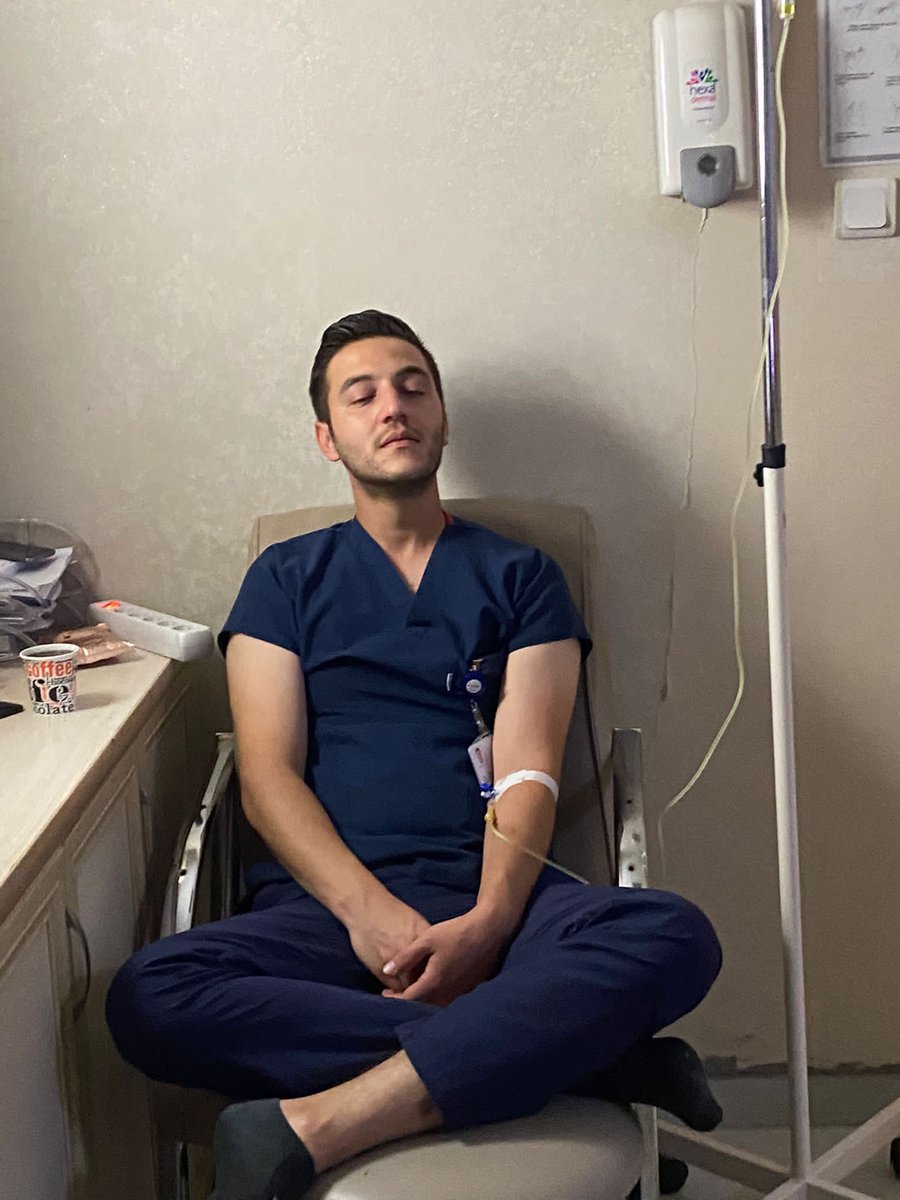 Serkangurlek35's tweet photo. Bunu yapmayan sağlıkçı görmedim.Çay molasında serumunu yer mola bitince işine döner. Kimse mağdur olmasın diye uğraşırken en çok kendi mağdur olur ama en çokta o dövülür.  #SağlıktaŞiddeteHayır https://t.co/x48fFJ1aEU