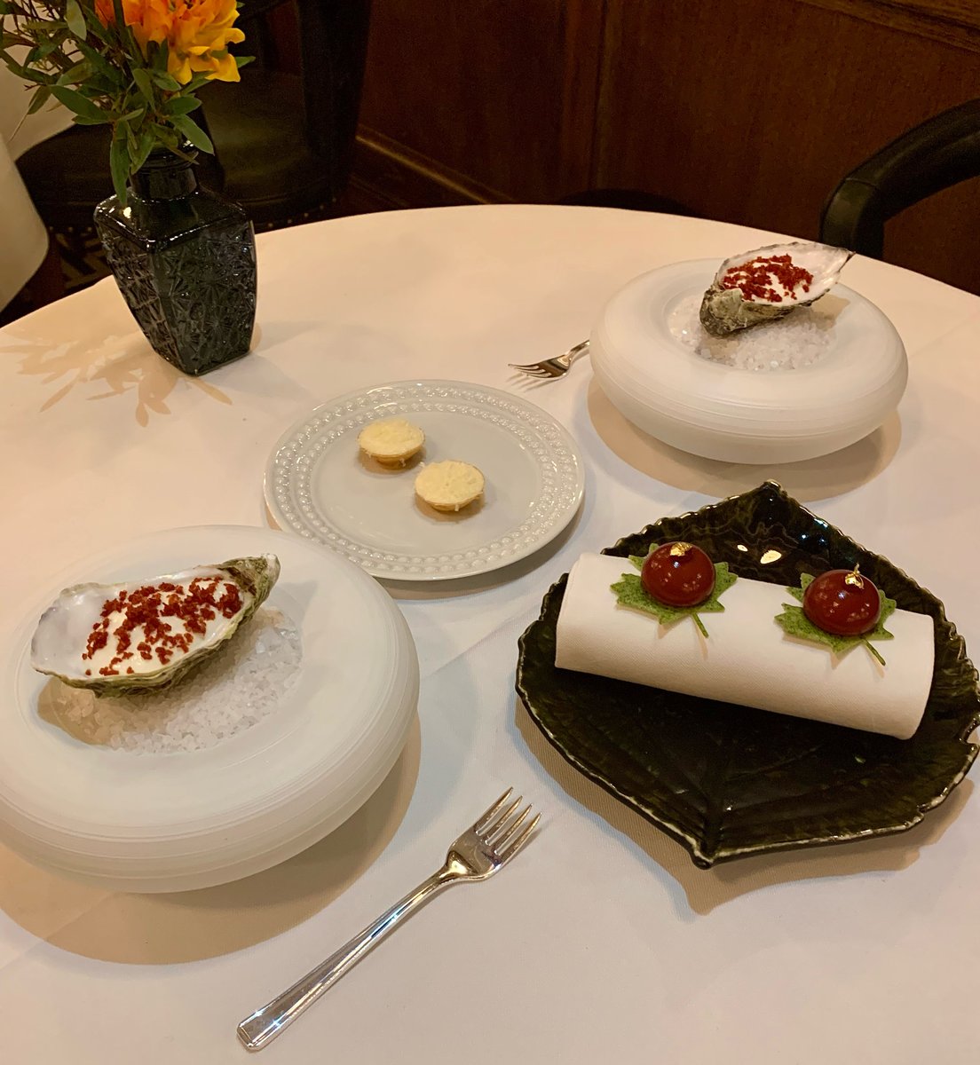 Our welcome canape selection:

Jersey oysters, cucumber , horseradish &amp; Alsace bacon

Fig leaf &amp; duck liver

Aged Comté &amp; smoked haddock tartlets

#ormer #ormermayfair #mayfair #mayfairlondon #flemings #mayfairrestaurant
