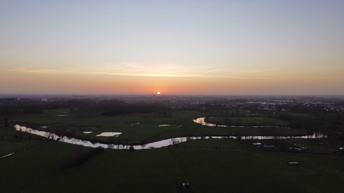 BoudewijnDeBus1's tweet photo. Een mooie winteravond aan de #leie in #Astene #vrtweer #weerfoto #deinze https://t.co/LneQmQhUOX