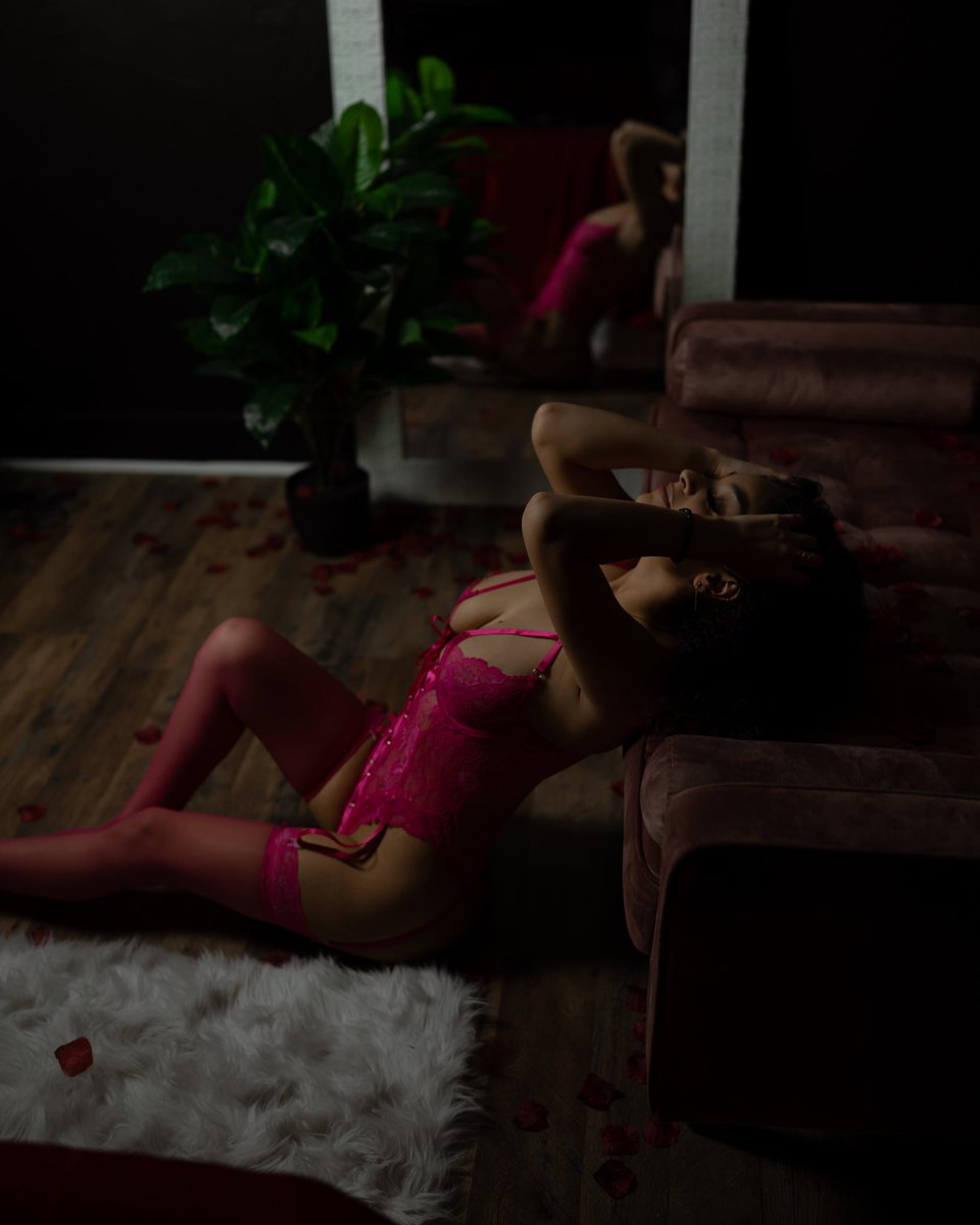 MJMediaLLC1's tweet photo. “Take a thousand naked pictures of yourself now. You may currently think "oh, I'm too spooky or "nobody wants to see these tiny boobies” but, believe me, one day vou will look at those photos with much kinder eyes and say "dear god, I was a beautiful thing”.” ⁣⁣
⁣⁣
Moira Rose https://t.co/1eMnA9tqP0