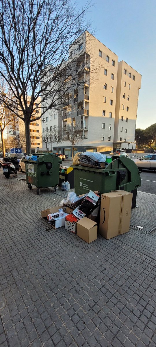 lluprincess's tweet photo. @ajsantfeliu Això és el que han fet?  Que hi hagi MÉS I MÉS escombraries a casa nostra?? Què esta de vaga els del servei de neteja?  Els contenidors fixos plens i els mòbils també?  De veritat?  Els veïns estem molt decebuts. https://t.co/74ITVUZU5u