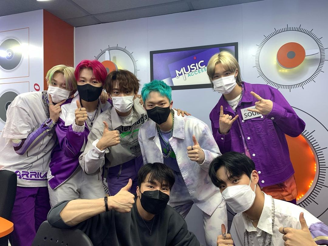 P1HCAFE's tweet photo. [ INSTAGRAM UPDATE ]
→ from musicaccess_arirang

#MUSICACCESS
#VIP_ACCESS with #P1Harmony🥇

✨Today's VIP #피원하모니 ✨

Do It Like This 🥁 Do It Do It Like This 🥁
The name of this dance is “Du Gu Du Gu (Drum roll)”.
My heart is “Du Geun Du Geun (Palpitating)”.
+ https://t.co/sR8eoMk9e8