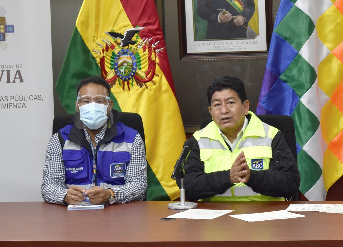 mopsv_Bolivia's tweet photo. #ConferenciaDePrensa | El Min. de Obras Públicas, #EdgarMontaño, junto al gerente nacional técnico de la #ABC, #CristianMendieta, desmintieron que se tenga deudas pendientes con la Cámara Boliviana de la Construcción #Caboco.  
#EstamosSaliendoAdelante https://t.co/hqVNheNgz9