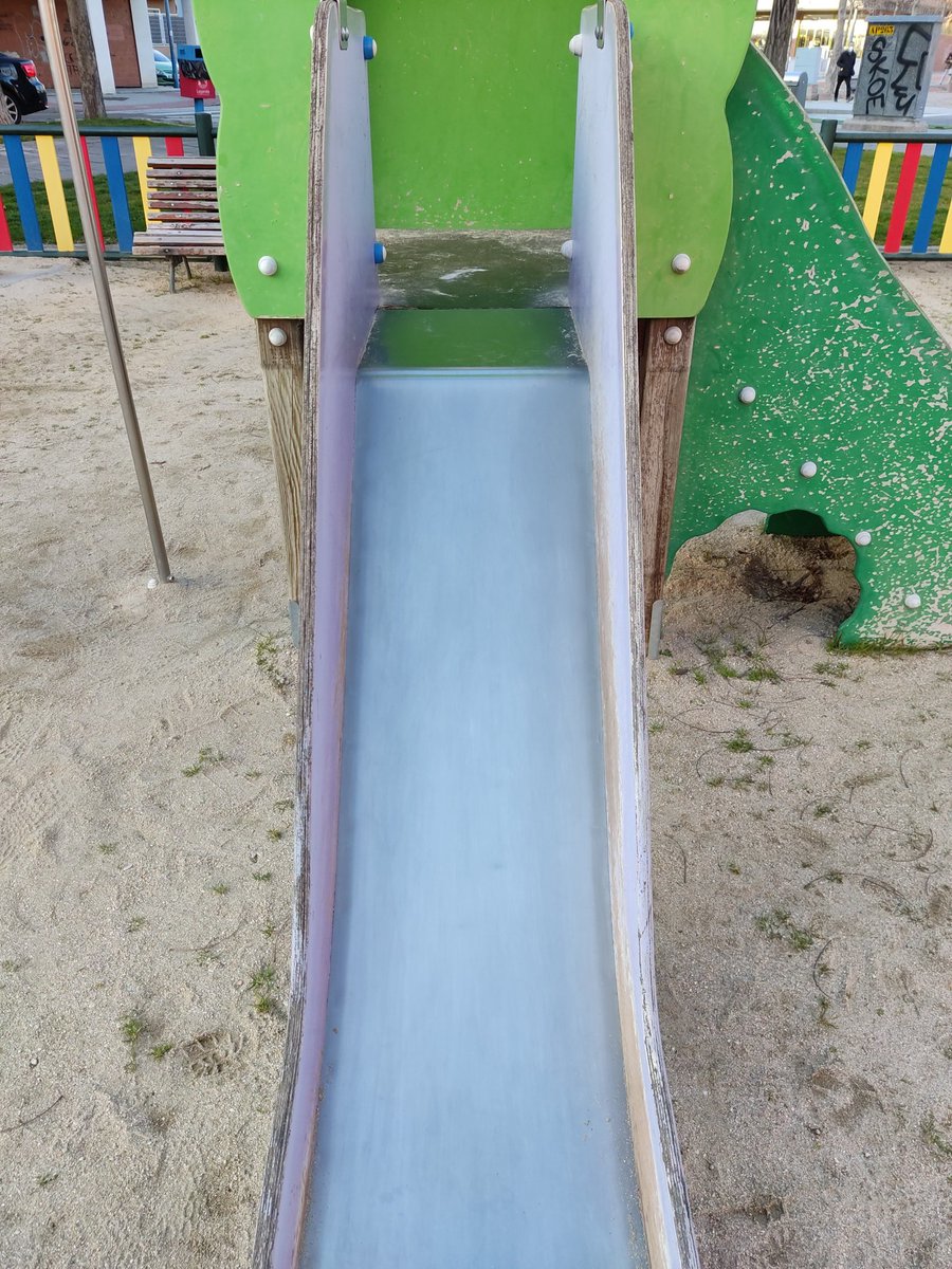 daniPuertas's tweet photo. @AytoLeganes, este es el estado de uno de los toboganes del parque infantil que se encuentra en la C/ Pedro González González esquina C/ Alcalá de Henares. Se agradecería que lo arreglen para que los niños puedan disfrutar con la mayor seguridad. https://t.co/CqaegTrnTn