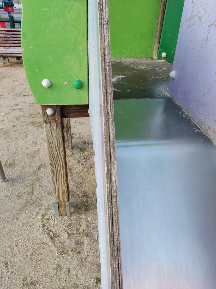 daniPuertas's tweet photo. @AytoLeganes, este es el estado de uno de los toboganes del parque infantil que se encuentra en la C/ Pedro González González esquina C/ Alcalá de Henares. Se agradecería que lo arreglen para que los niños puedan disfrutar con la mayor seguridad. https://t.co/CqaegTrnTn