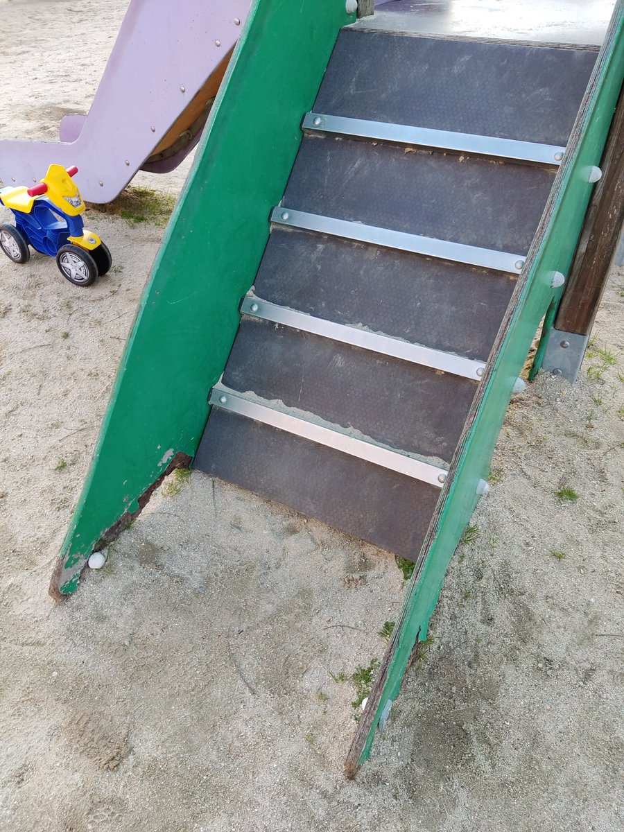 daniPuertas's tweet photo. @AytoLeganes, este es el estado de uno de los toboganes del parque infantil que se encuentra en la C/ Pedro González González esquina C/ Alcalá de Henares. Se agradecería que lo arreglen para que los niños puedan disfrutar con la mayor seguridad. https://t.co/CqaegTrnTn