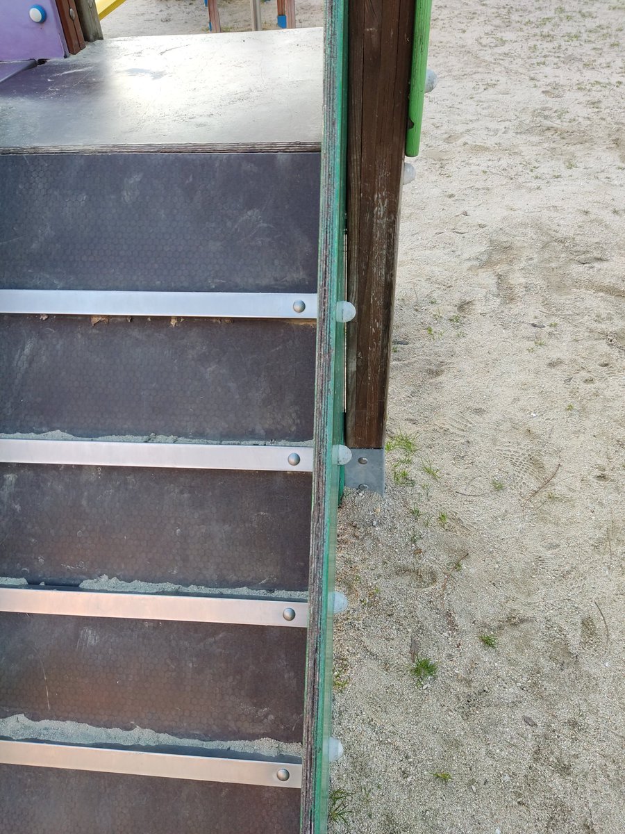 daniPuertas's tweet photo. @AytoLeganes, este es el estado de uno de los toboganes del parque infantil que se encuentra en la C/ Pedro González González esquina C/ Alcalá de Henares. Se agradecería que lo arreglen para que los niños puedan disfrutar con la mayor seguridad. https://t.co/CqaegTrnTn