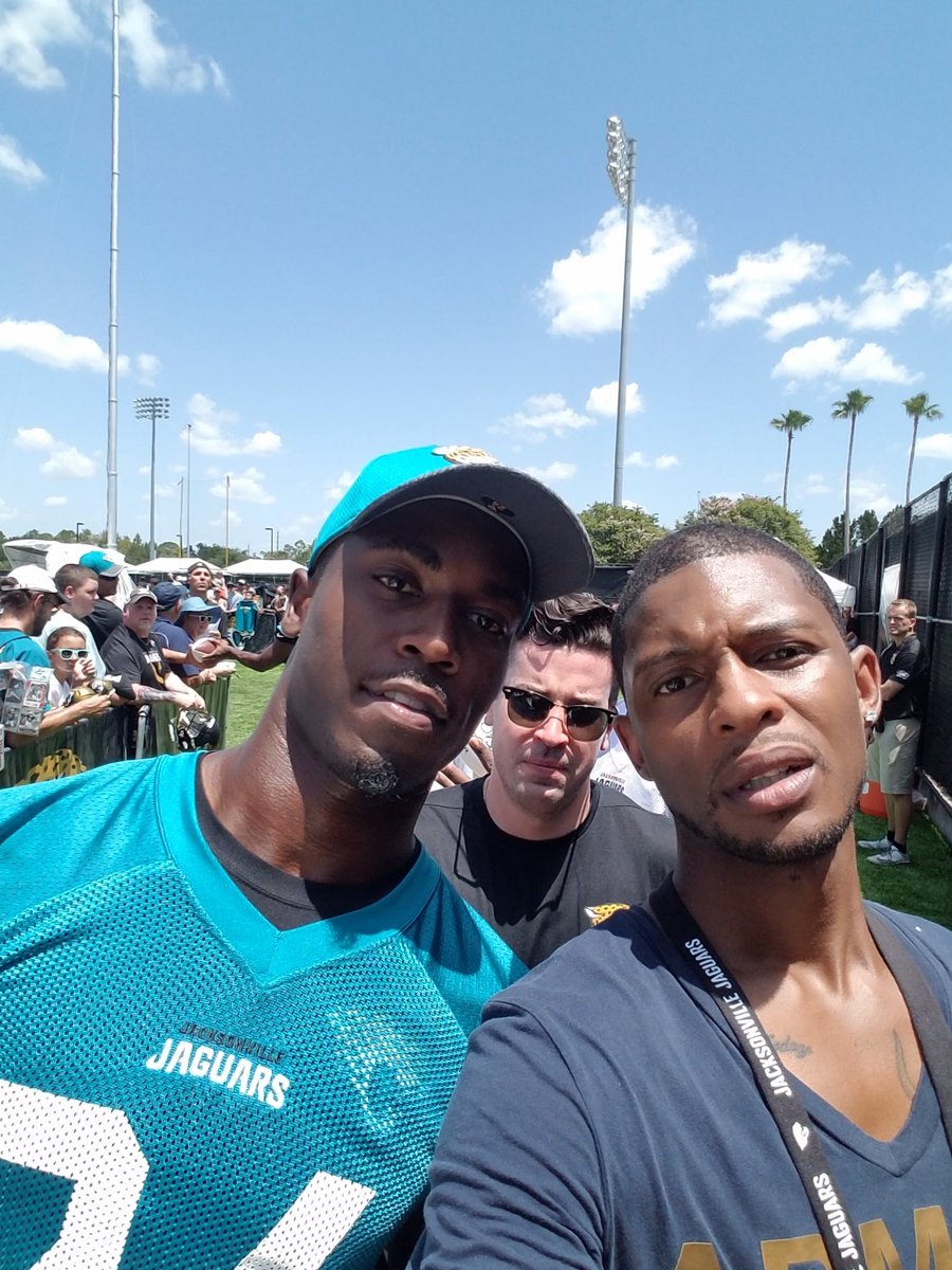 KingRich987_BIB's tweet photo. #throwbackmonday . I did this fully knowing they'd be part of the #BuffaloBills organization in the near future ๐ ๐ค #ChrisIvory #TJYeldon https://t.co/SbQ8kExfev