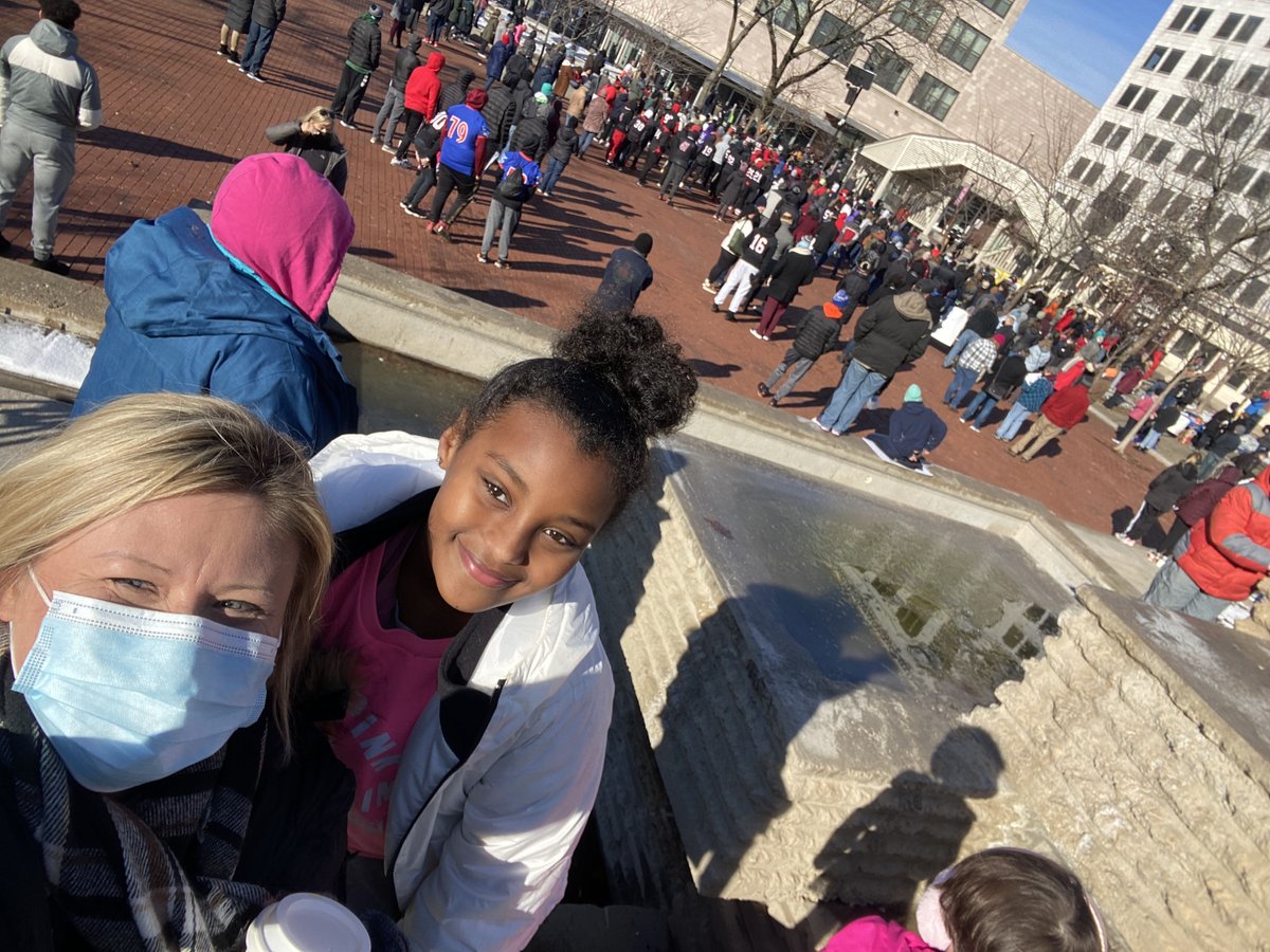 SunshineBees's tweet photo. Show me what community looks like, THIS is what community looks like! #beebright @officialSPS https://t.co/tOxRXtRUiJ