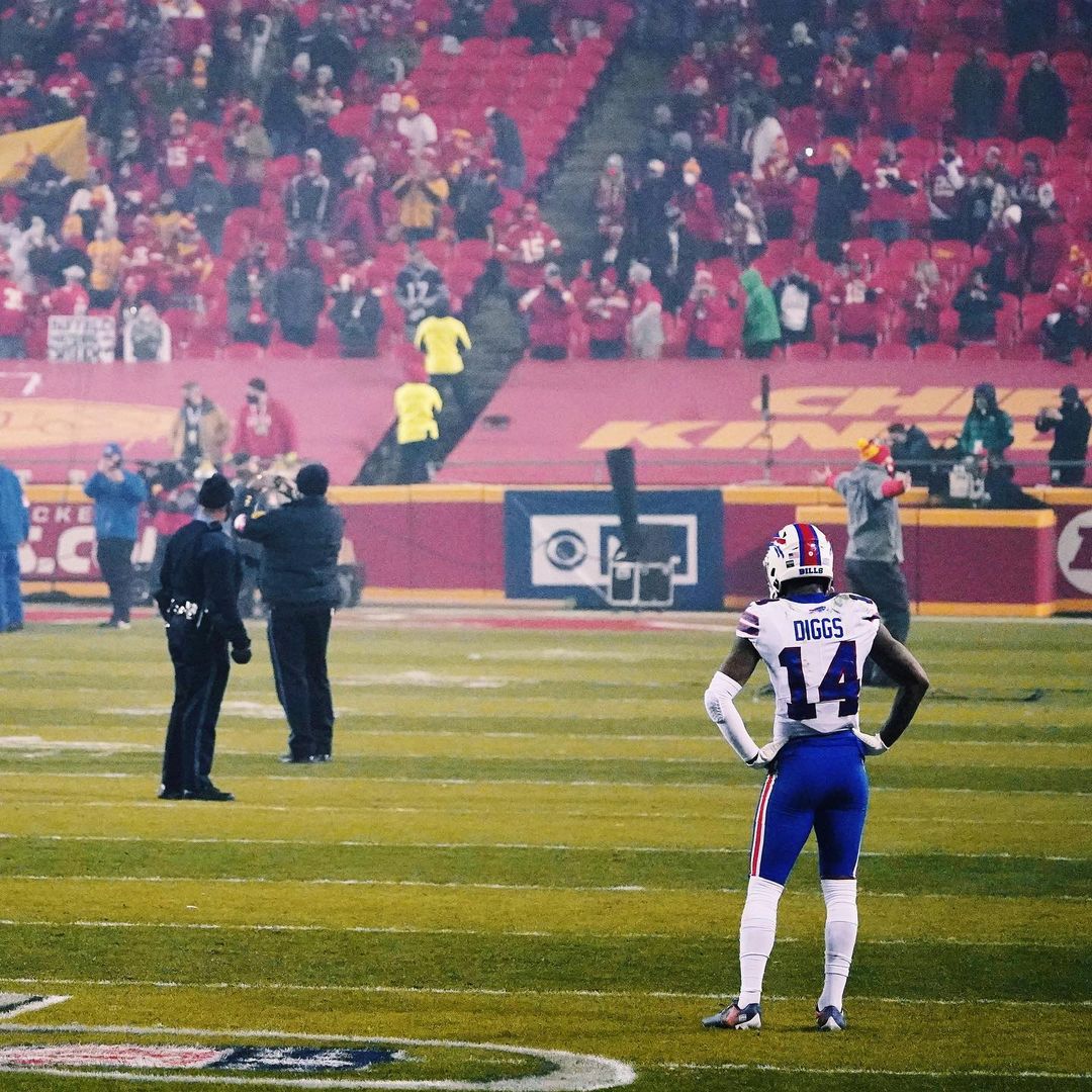 brgridiron's tweet photo. .@stefondiggs stayed on the field to watch the Chiefs celebrate their AFC title last season.

The @BuffaloBills are coming hungry on Sunday. https://t.co/VZOvoHbXmc