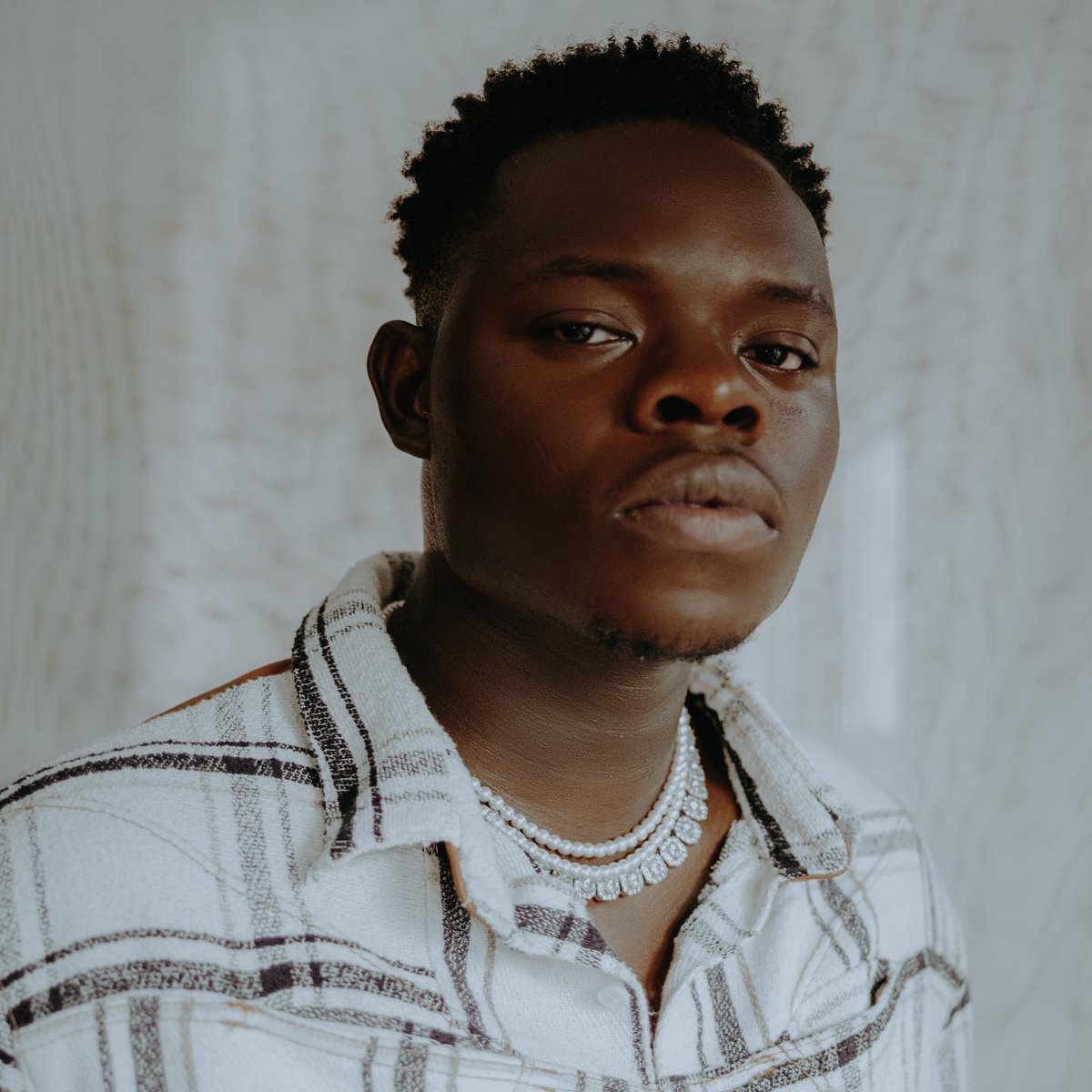 PAPI_OJO's tweet photo. When love turns to heartbreak, it either breaks you or make you! 
•
Photographer- @akama_____ 
Stylist- @denimani 
Producer- @charlesfatunbi 
•
#sade #papiojo #papiszn #pg #unexpected https://t.co/TZP9i0zov5
