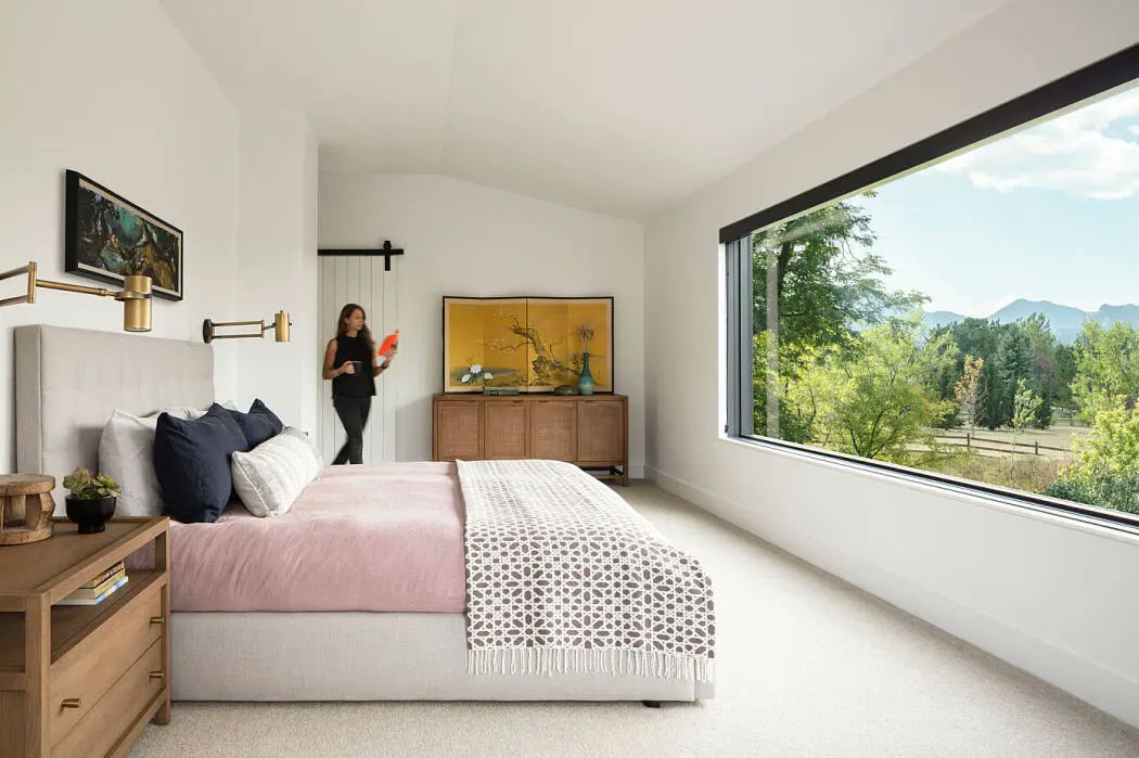 LiveInSolano's tweet image. An extra large window frames the outdoors like a work of art in this bedroom. #coolhomes #interiors  cpix.me/a/136972510