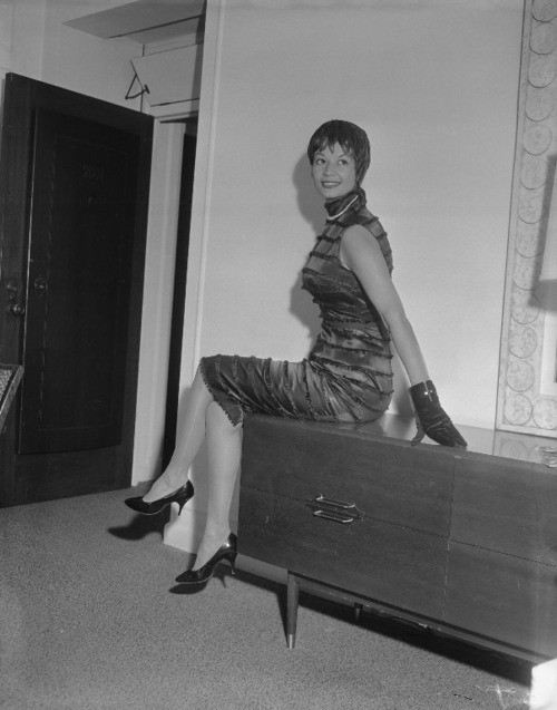 lemonadestdbcmp's tweet image. #60days of #BlackHistory 
Legendary model Lady Sara Lou Carter is recognized for breaking the color barrier in the modeling industry. Carter was an educator, fashion model, entertainer and humanitarian.
#blackeconomics101