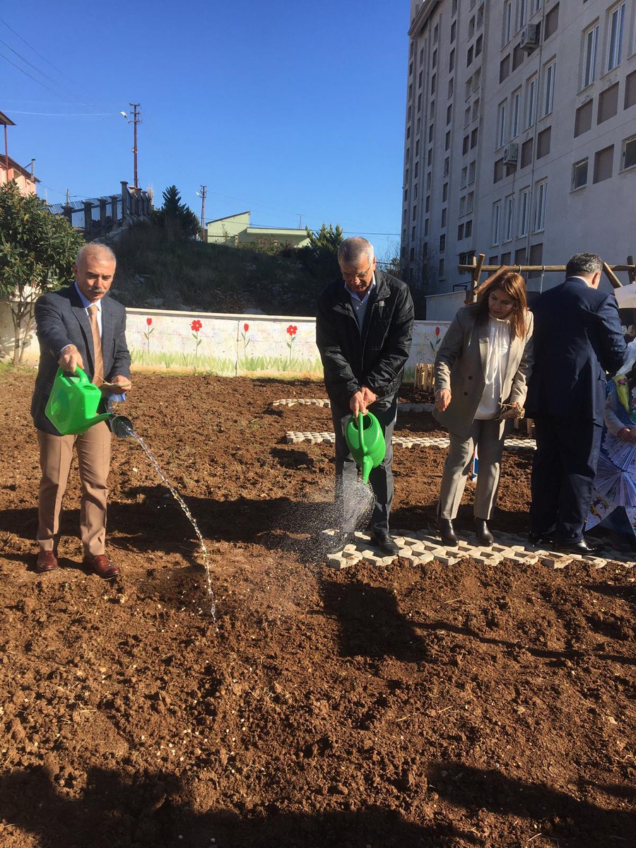 İlimiz genelinde 13 ilçe 13 Okulda oluşturulması planlanan Sıfır Atık Kütüphaneleri kapsamında İlçemiz Mezitli İstanbul Ticaret Odası Şehit Mehmet Güçlü İlkokulu/Ortaokulu'nda Geri Dönüşüm Parkı ve Sıfır Atık Kütüphanesi açıldı<a href="/tcmeb/">Millî Eğitim Bakanlığı</a> <a href="/MersinMEM/">Mersin İl Millî Eğitim Müdürlüğü</a> <a href="/MezitliMEM/">Mezitli MEM 🇹🇷</a> <a href="/csbgovtr/">T.C. Çevre, Şehircilik ve İklim Dğş. Bakanlığı</a> <a href="/sifiratikgov/">Sıfır Atık Türkiye</a>