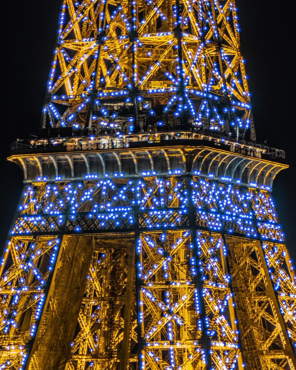 LaTourEiffel's tweet photo. 🇫🇷 D'après une étude très sérieuse, admirer mon scintillement de près serait le meilleur remède contre la déprime du lundi 😉

🇬🇧 According to a serious study, watching my sparkle would be the best remedy for #BlueMonday 😉

📸@Charlescohenboy 
#tourEiffel https://t.co/MYQH2lHRSz