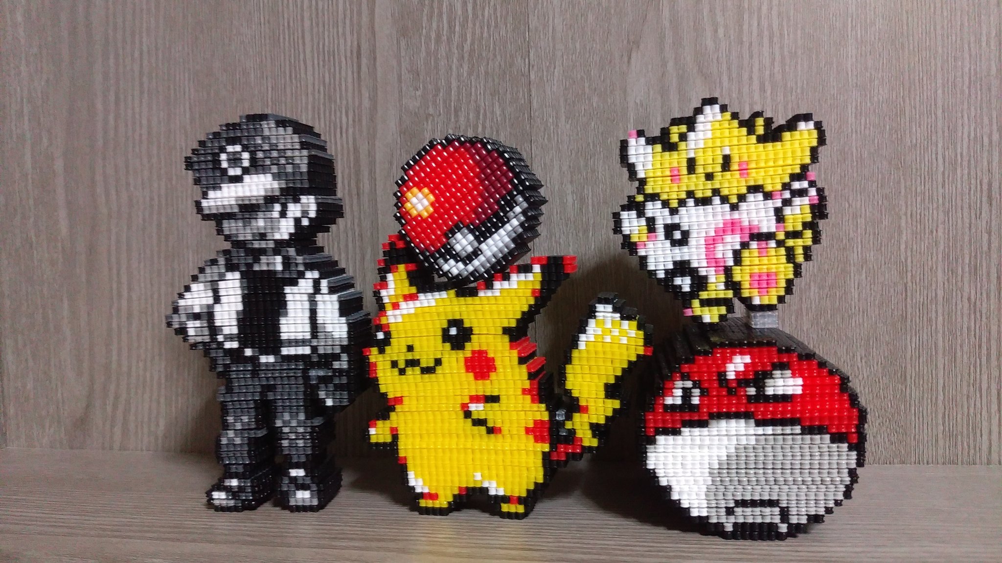 けい 志 モンスターボールも立体で作ってみました O ここ数日やり過ぎ A アイロンビーズ ポケモン ドット絵 T Co K9a0q8zmpw Twitter