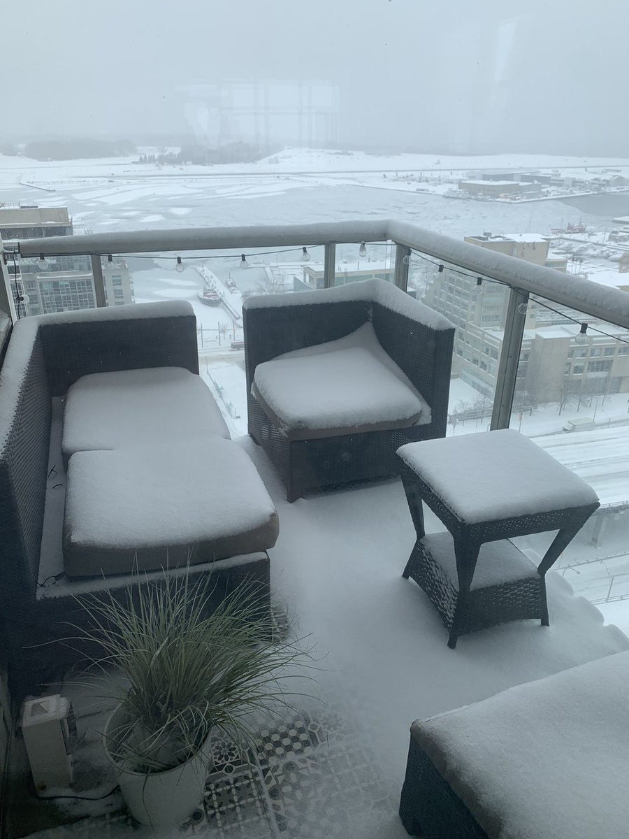 RosellenRJC's tweet photo. Winter has arrived in TO 🇨🇦 … might be time to fly south ☀️ 🏝 💃 🥂           

#snowday #snowstorm #Toronto #timetogo https://t.co/lEEK3m0k1l