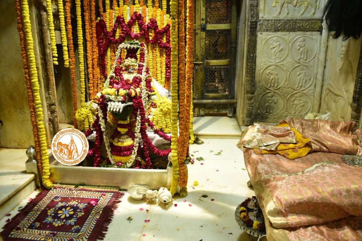ShriVishwanath's tweet photo. आज दिनाँक 17-01-2022 को श्री काशी विश्वनाथ मंदिर के शयन आरती के दर्शन।

#ShriKashiVishwanath #Shiv #Mahadev #Baba #ShyanAarti #Temple #Trust #Nyas  #Jyotirlinga #darshan #blessings #Varanasi #Kashi #VishwanathDham #Corridor https://t.co/SLHxZiLnbf