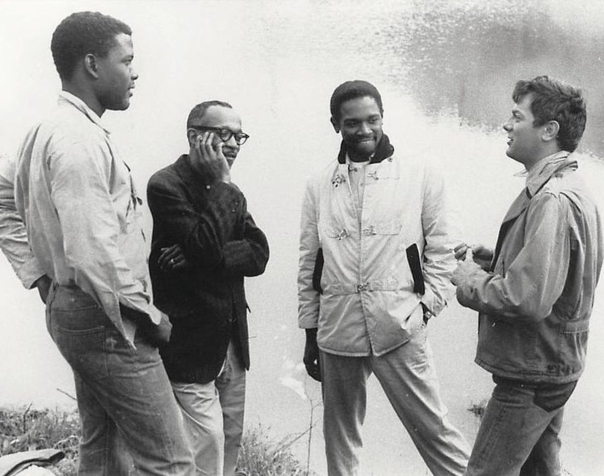 Sidney Poitier, Charles White, Ivan Dixon and Tony Curtis on the set of #TheDefiantOnes. 

#TCMParty