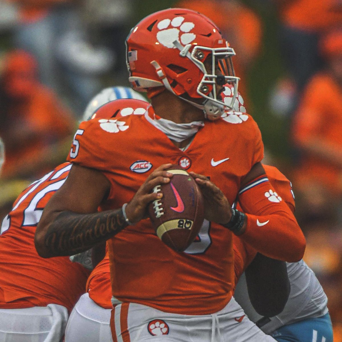 CFBPrimetime_'s tweet photo. ☆ 2022 Player Spotlight ☆
DJ Uiagalelei (JR / QB / Clemson)

2021 Stats: 208-374 (55.6%), 2,246 YDS, 9 TD, 10 INT, 6.0 AVG / 105 CAR, 308 YDS, 4 TD, 2.9 AVG
◦ QBR: 43.2
◦ Pass Eff: 108.65

◦ +1600 odds to win Heisman Trophy in 2022 (SportsLine) https://t.co/j0BBlwdd7U