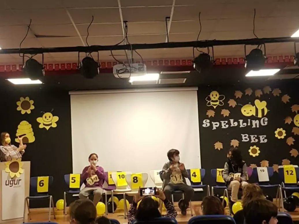 Bugün 5.sınıflar arasında  SPELLING BEE etkinliğini gerçekleştirdik.
🐝💜🐝
Eğlenerek öğreniyoruz. 🤗💜🤔

#UmakesUglobal