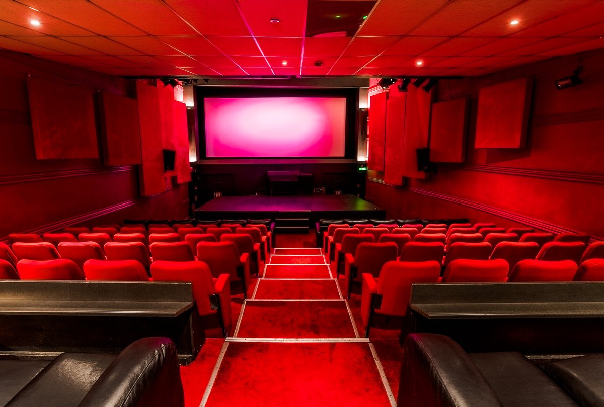 пустой зал кинотеатра. свободные места в кинотеатре. кинотеатр москва. синема парк 6 зал. зал комфорт синема парк ульяновск.
