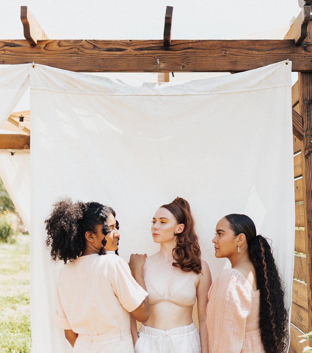KevinMurphyIntl's tweet photo. Monday vibes 🕊️

#lightandairy ☁️

Credit: @cultureclubsalon
📷: @alicialuciaphotos
Styling: @jennywrenhair⁠⁠
MU: @muertosteff_⁠⁠
Models: @thatnegrita @mijakaelyn @kimowhite
https://t.co/FzXXWik5pw https://t.co/FPENIIGRMN