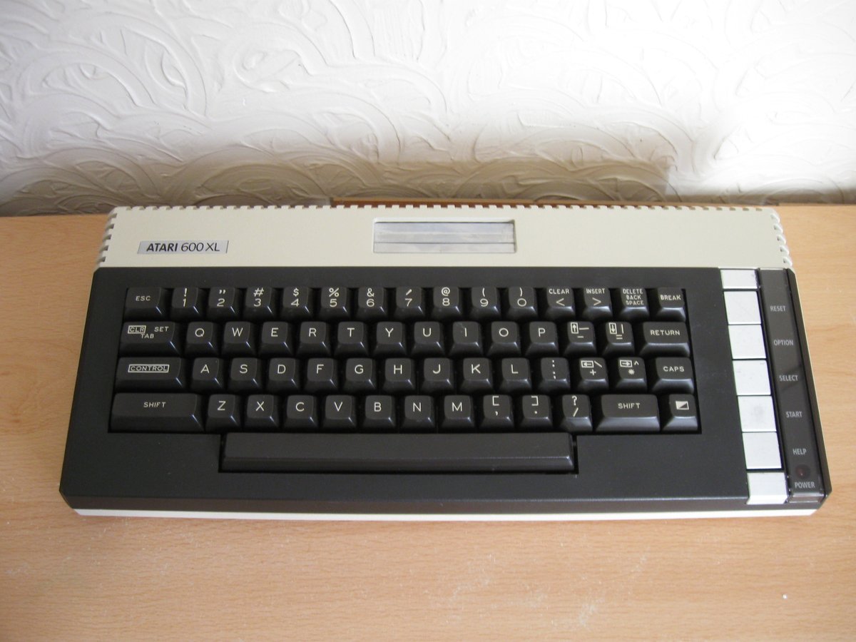 thx2111's tweet photo. @gordian_vzzz Mein erster war ein Philips G7000. Dann ein Atari 600XL. In der Schule dann ein IBM 5155 Portable. In der Pause durften wir dann immer Flugsimulator spielen 🤗🥰... https://t.co/kg24ItTvkb