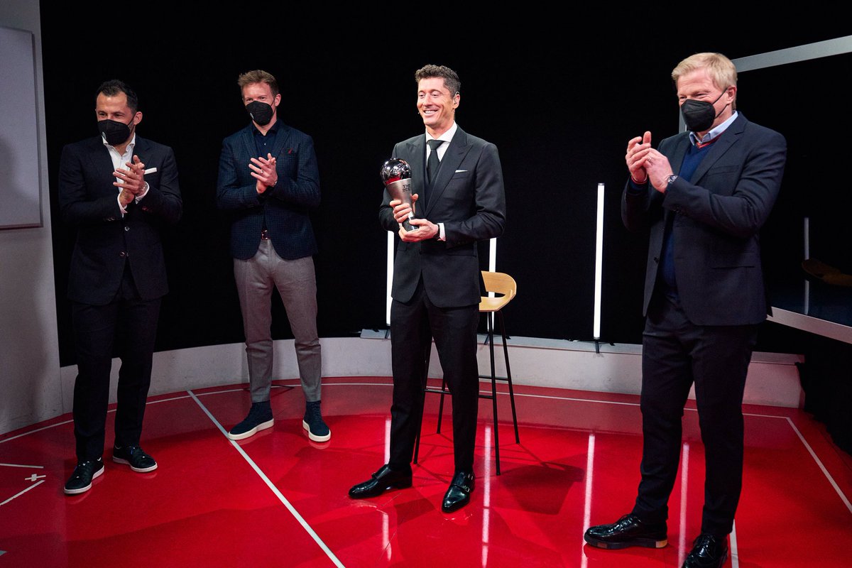 награды банка. левандовски футболист фифа. месси золотой мяч 2021. Golden disk awards 2021 bts. лионель месси золотой мяч.