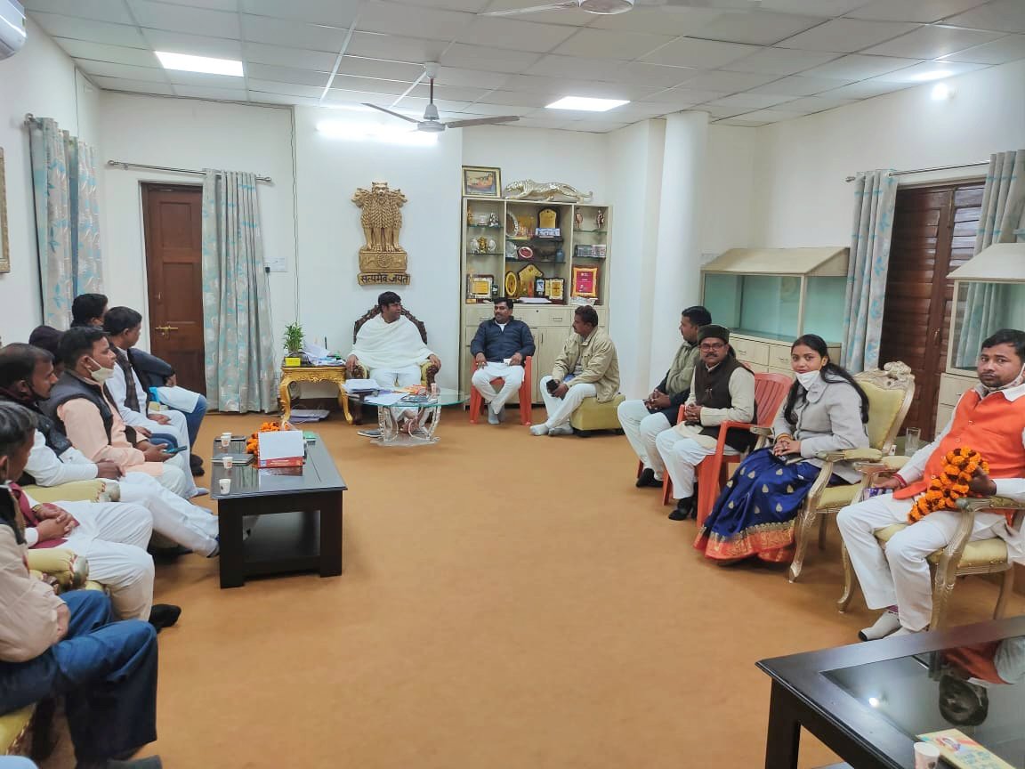VIPUttarPradesh's tweet photo. माननीय मंत्री श्री @sonofmallah जी ने पटना स्थित अपने आवास पर उत्तर प्रदेश विधानसभा चुनाव लड़ने हेतु प्रथम एवं द्वितीय चरण के उम्मीदवारों के साथ मंथन की। कल वीआईपी पार्टी द्वारा उत्तर प्रदेश विधानसभा चुनाव के लिए प्रथम एवं द्वितीय चरण के उम्मीदवारों की अंतिम सूची जारी कर दी जाएगी https://t.co/cBpjxW4ffH