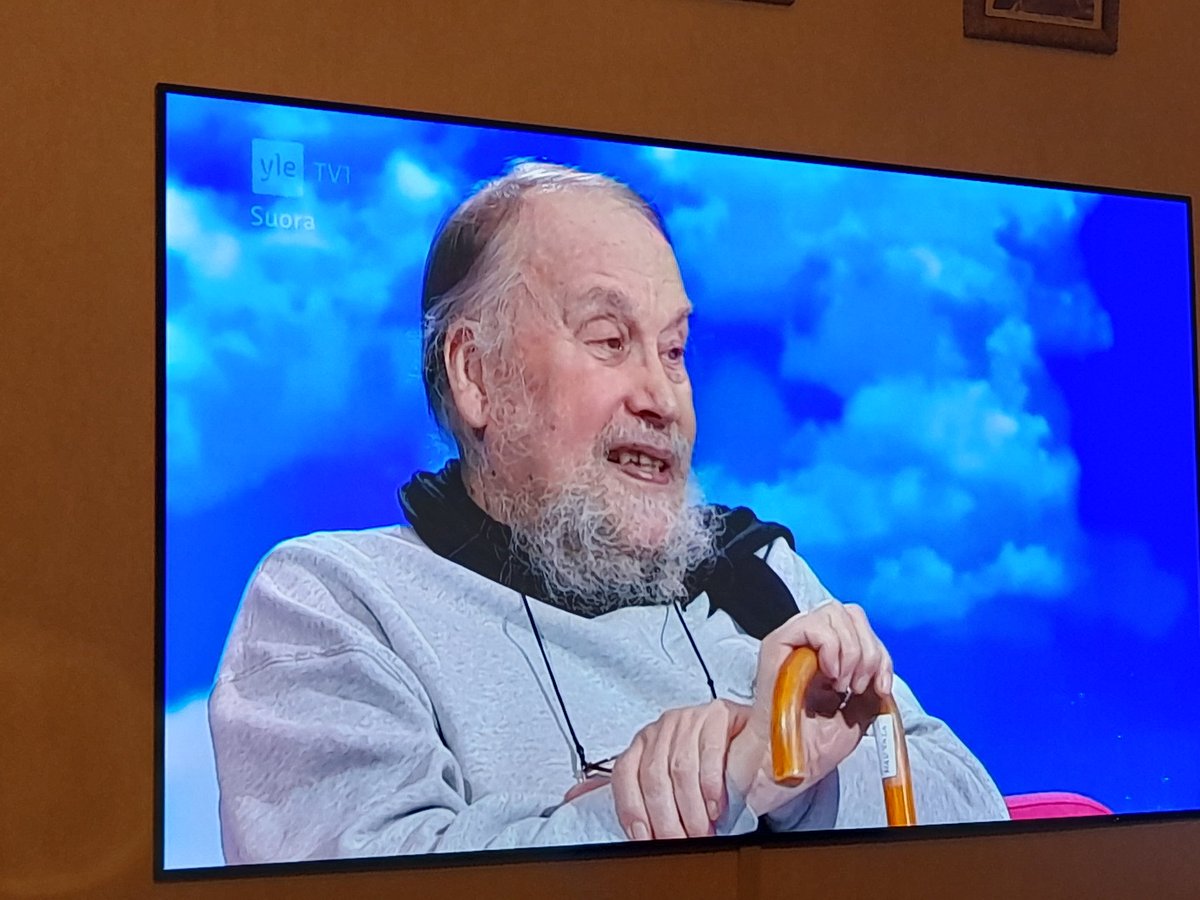 ParviainenUlla's tweet photo. Hannu Hautala ilahdutti tänään #puoliseitsemän ohjelmassa. Hänen kuvillaan on valtavan iso merkitys siihen, että Kuusamon tunnetaan tänään ympäri maailman. #pitkäura #persoona #kuvatjäävätelämään https://t.co/nwkigTmOqz