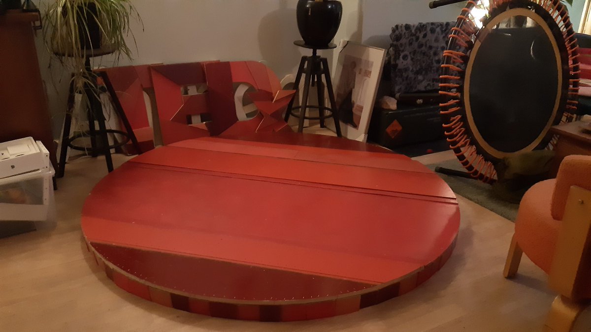 Daar ligt ie! Dé stip van #TEDxArnhem gemaakt van oud hout uit Arnhem! En de letters! Wat let ons om weer te beginnen. Underground en online.