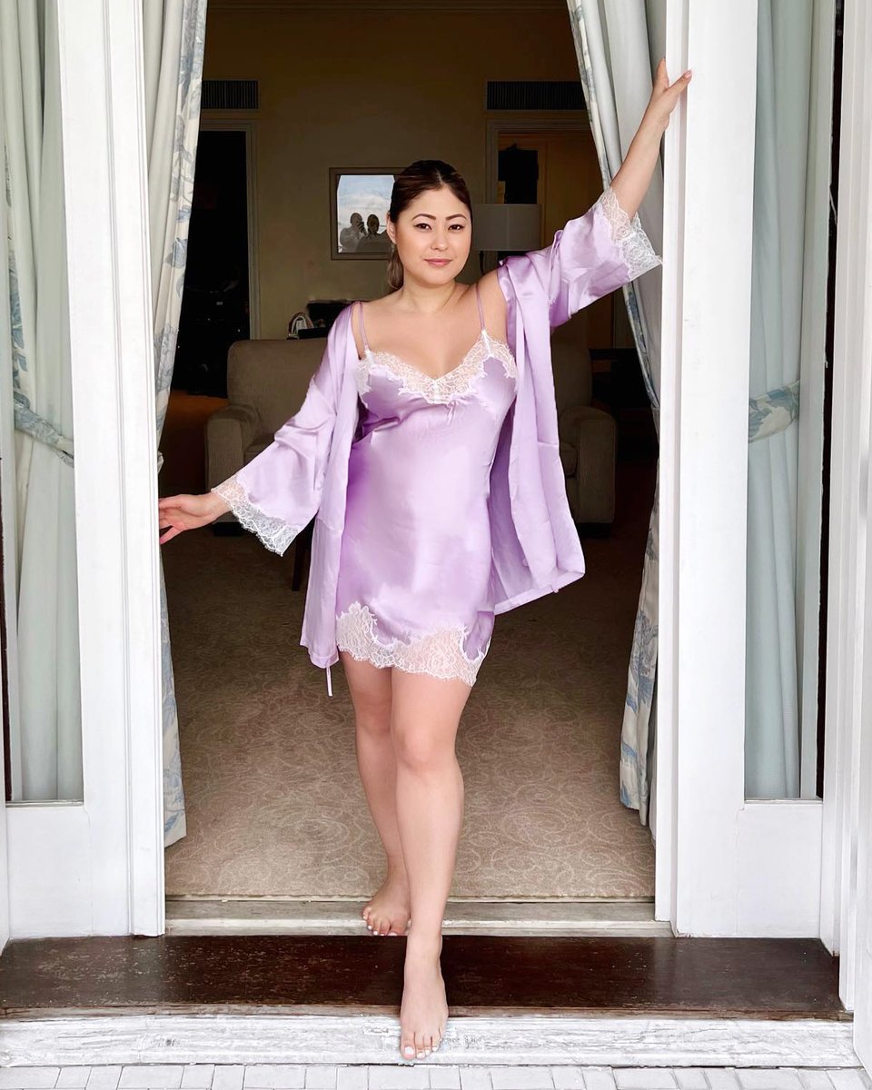 The Monday morning feeling we’re manifesting. Our Lingerista Tammy is wrapped in luxury with our Charlotte Slip and Robe in Lilac. 💜✨

journelle.com/search?q=charl…