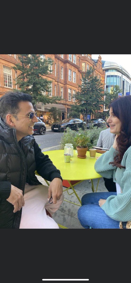 BritAsiaTV's tweet photo. A massive congratulations to @akshaykumar and @mrsfunnybones on their 21st anniversary 

#Anniversary #AkshayKumar #TwinkleKhanna #21YearsOfAdventure #anniversaire https://t.co/1b36aqFVaY