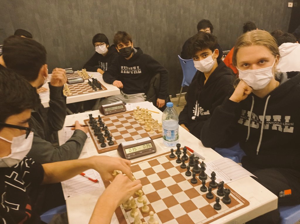 HBV_AL's tweet photo. Kız-erkek satranç takımlarımız İstanbul 3.Bölge elemelerinde finallere kalabilmek için mücadelesine devam ediyor🏆♟ 

#hbval https://t.co/BtwlfF9J6w