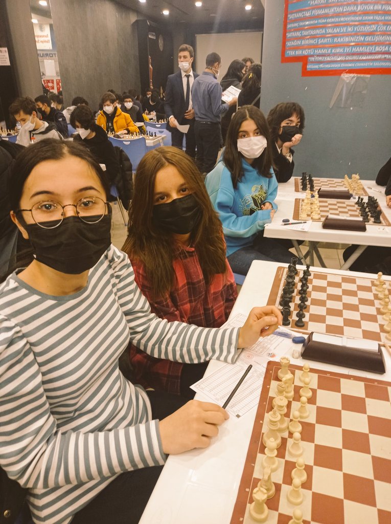 HBV_AL's tweet photo. Kız-erkek satranç takımlarımız İstanbul 3.Bölge elemelerinde finallere kalabilmek için mücadelesine devam ediyor🏆♟ 

#hbval https://t.co/BtwlfF9J6w