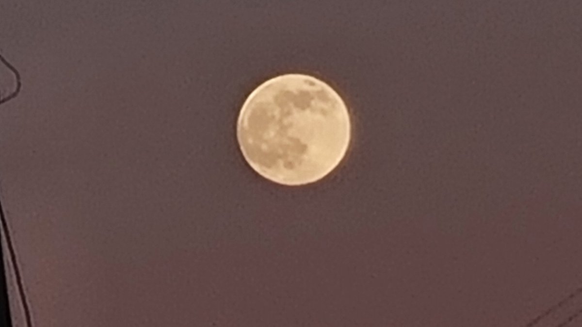 #FullMoon #WolfMoon #StormHour
*taken by some daft sod stood pointing his phone at the sky in #Leadgate #CountyDurham #ThePhotoHour