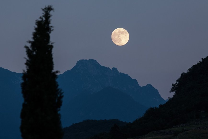 CalendariErmita's tweet photo. ✔ Aquesta matinada primera LLUNA PLENA de l'any!! 🌕
Com indica el #calendariermità 2022, el #18gener a les 0.48h la lluna entrarà en fase de #llunaplena
"La lluna del gener, la més clara de l'any és"
"La lluna de gener, la reina del cel és"
#lluna #faseslluna #meteo https://t.co/tbYt7KsUeF