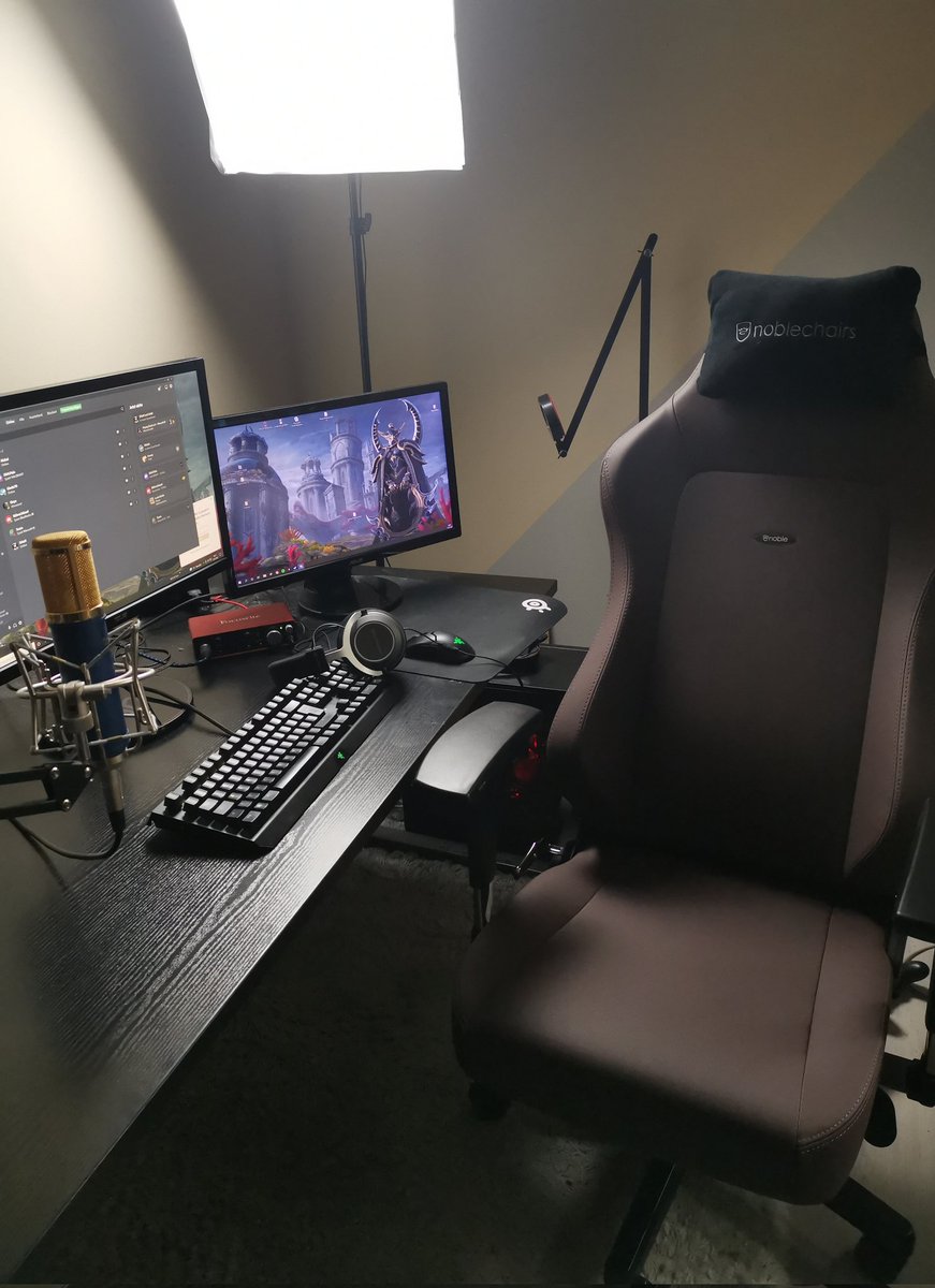 Wollte euch unbedingt mal meinen ersten Gamingstuhl zeigen!