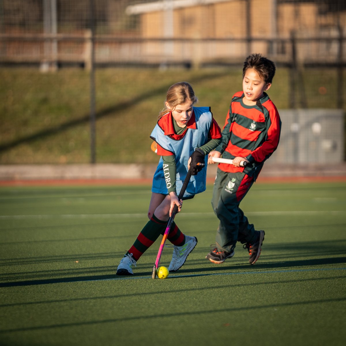 AldroSport's tweet photo. It is great to have such a long standing relationship with @charterhousesch. Here the @AldroSchool hockey teams use the fabulous Charterhouse Sports facilities for hockey training. It is only a few minutes minibus drive between the schools. #aldrohockey #charterhousehockey https://t.co/LjpERWonKI