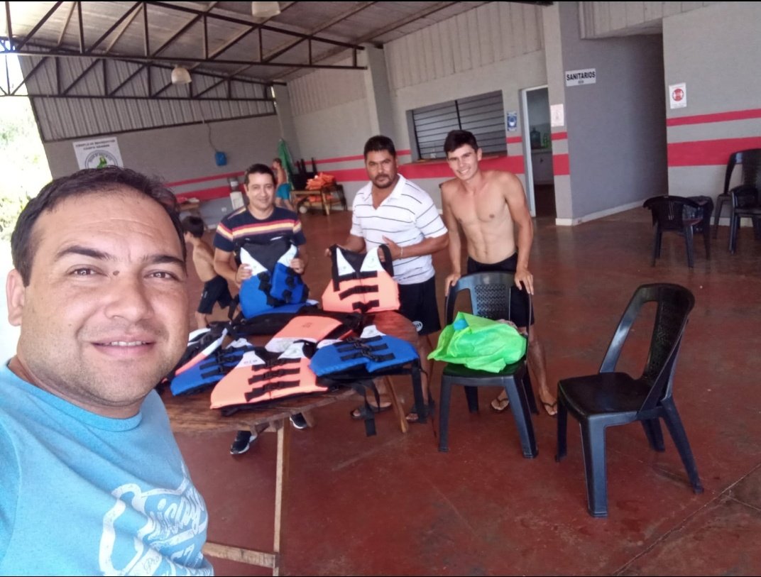 udpm_misiones's tweet photo. En las recorridas que viene realizando @grillo141 por los Ecolodges de la UDPM, este lunes pasó por Campo Grande, donde hizo entrega de nuevos chalecos salvavidas para usarlos al momento de disfrutar de los kayak. Seguimos invirtiendo en seguridad y comodidad de los afiliados. https://t.co/aX8uVyV5gM