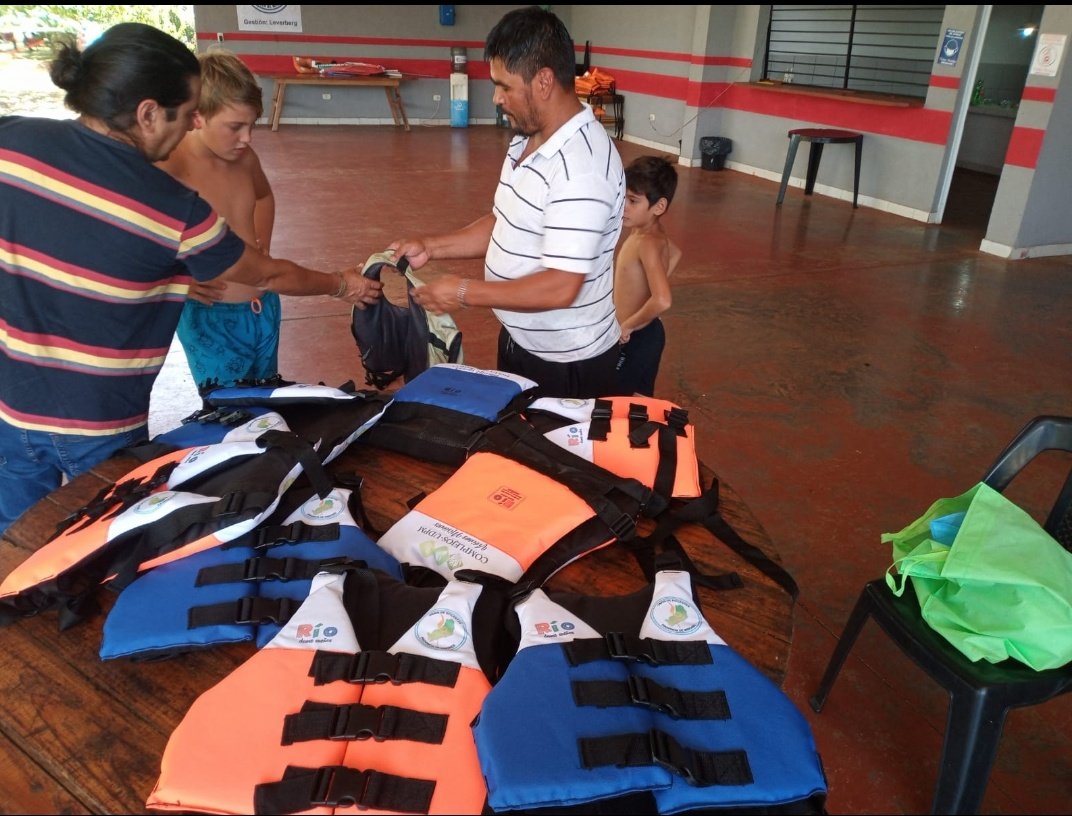 En las recorridas que viene realizando <a href="/grillo141/">Ruben Dario</a> por los Ecolodges de la UDPM, este lunes pasó por Campo Grande, donde hizo entrega de nuevos chalecos salvavidas para usarlos al momento de disfrutar de los kayak. Seguimos invirtiendo en seguridad y comodidad de los afiliados.