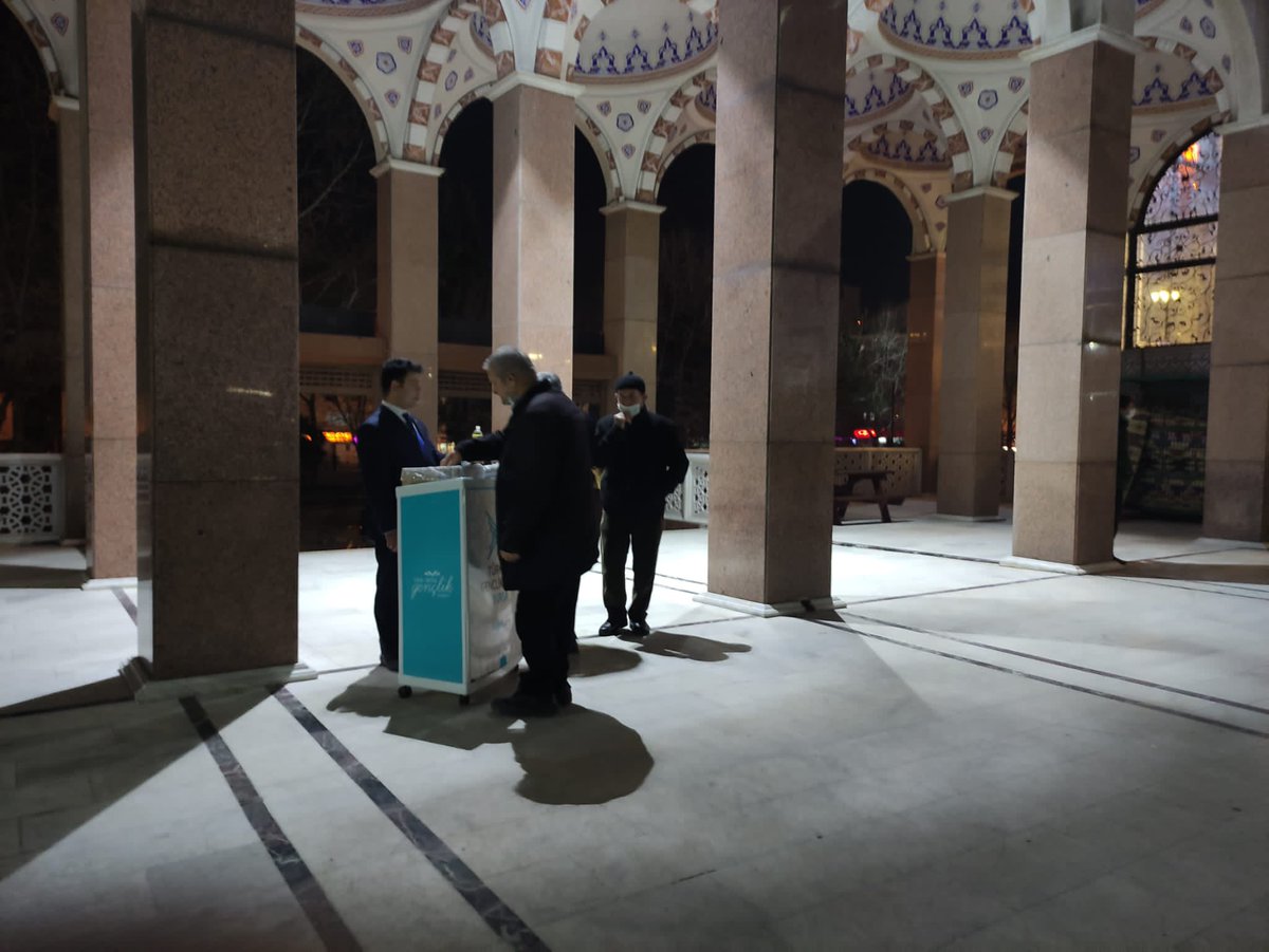TÜGVA Nilüfer İlçe Temsilciliği olarak Mihraplı Camii yatsı Namazı çıkışında vatandaşlarımıza lokum ve kolonya ikramında bulunduk.