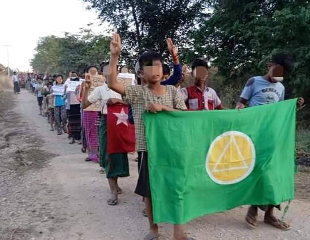 Myaing Basic Education General Strike Committee and residents joined anti-coup march strike this evening. #SanctionMOGE #2022Jan17Coup #WhatsHappeningInMyanmar