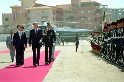 ahgsin's tweet photo. #Imagendeldía:

El presidente (USA) #RonaldReagan en visita oficial a nuestro país.  Lo acompaña el presidente (México) #MigueldelaMadrid. El encuentro se llevó a cabo en el puerto de #MazatlánSinaloa. 13 de febrero de 1988. 

Fuente: Periódico El País.  (Sr. Max Ramos). https://t.co/uCAuxkBhIw